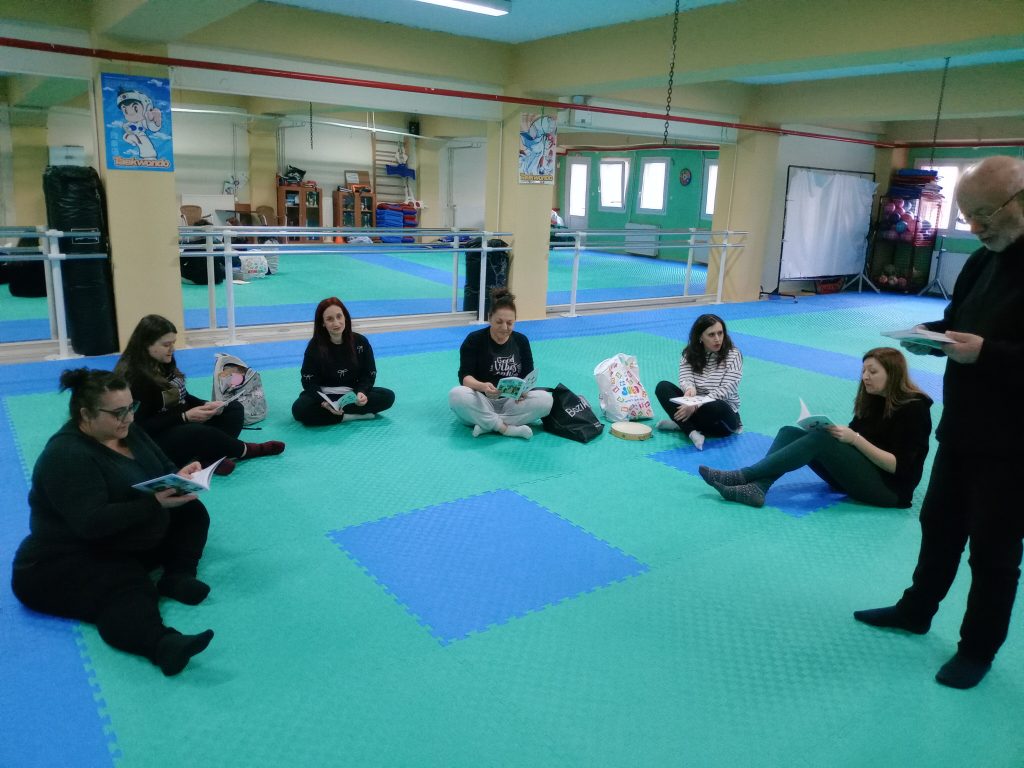 Με επιτυχία πραγματοποιήθηκε το Σάββατο 7 Μαρτίου 2026 στο Φιλίππειο Γυμναστήριο (Αίθουσα Ρυθμικής) το τρίωρο βιωματικό σεμινάριο με τίτλο «Λόγια – Βήματα – Νότες – Χρώματα», που διοργάνωσε η Διεύθυνση Προσχολικής Αγωγής και Αθλητισμού