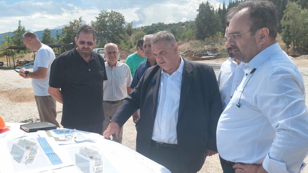 Επίσκεψη Υφυπουργού Εσωτερικών στο ανακαινισμένο ΚΕΠ Δήμου Βέροιας και στον χώρο του Κλειστού Γυμναστηρίου στην είσοδο της πόλης